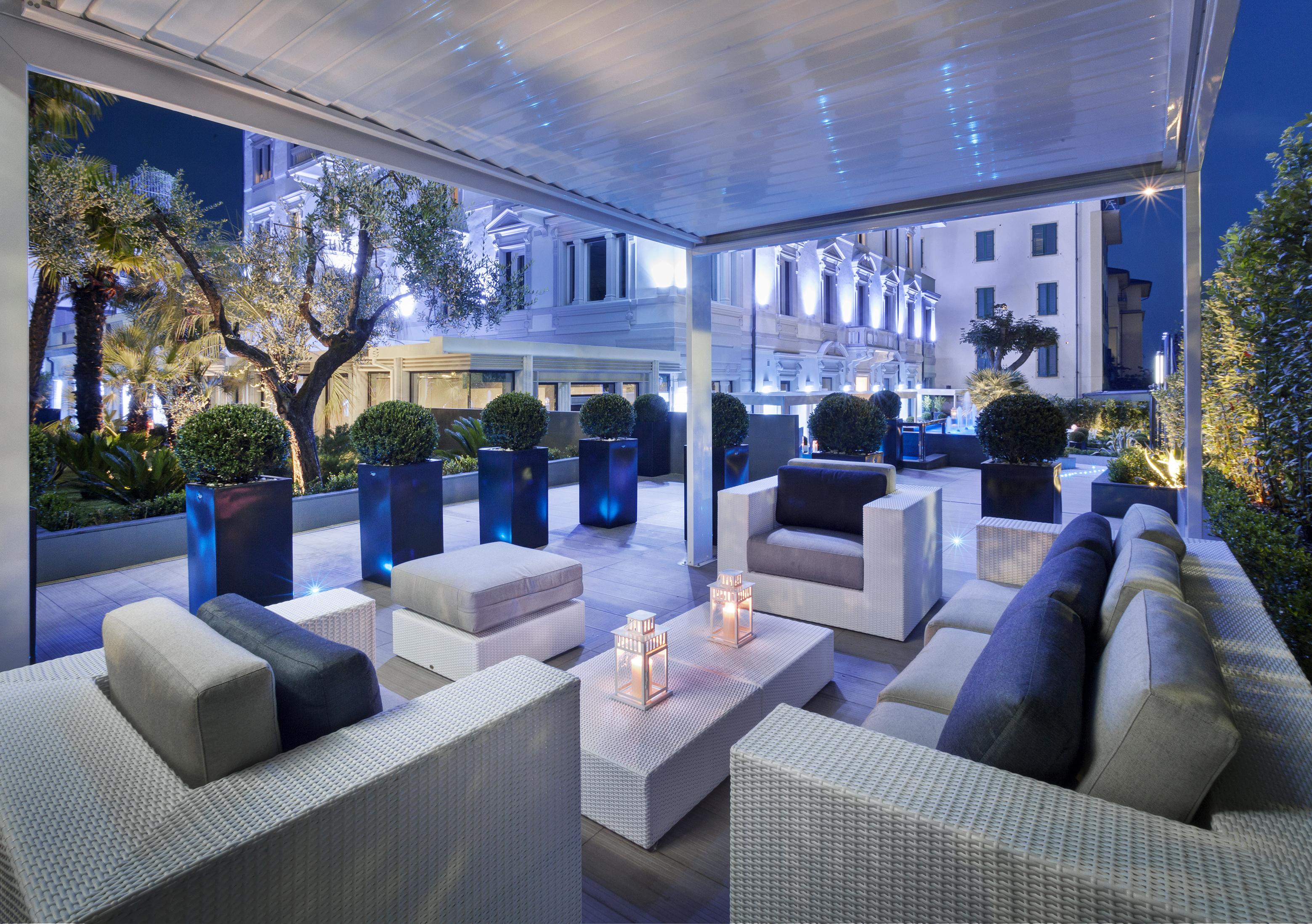ホテル モンテカティーニ パレス モンテカティーニ・テルメ エクステリア 写真 The hotel's courtyard