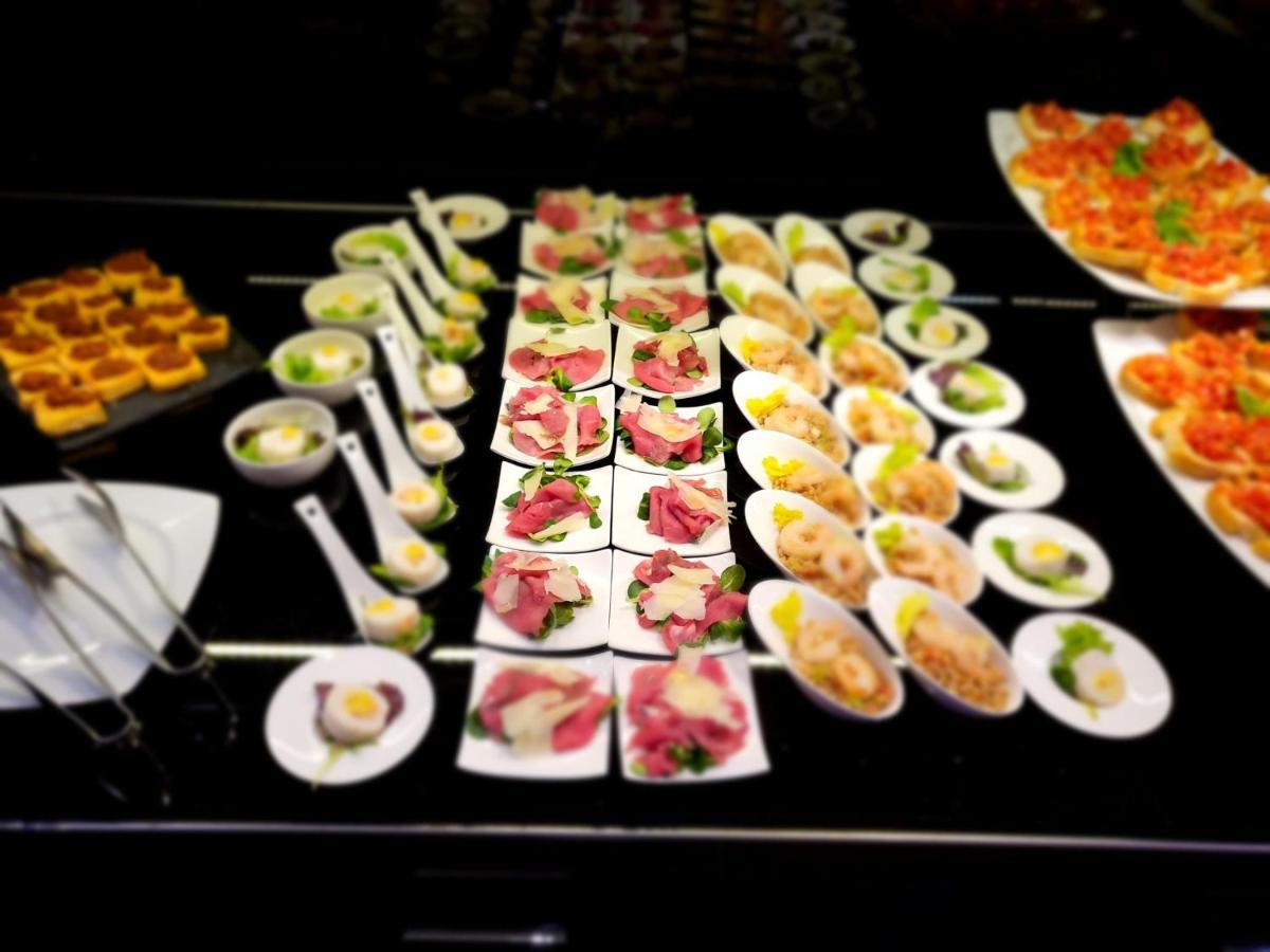 ホテル モンテカティーニ パレス モンテカティーニ・テルメ エクステリア 写真 A buffet of tapas