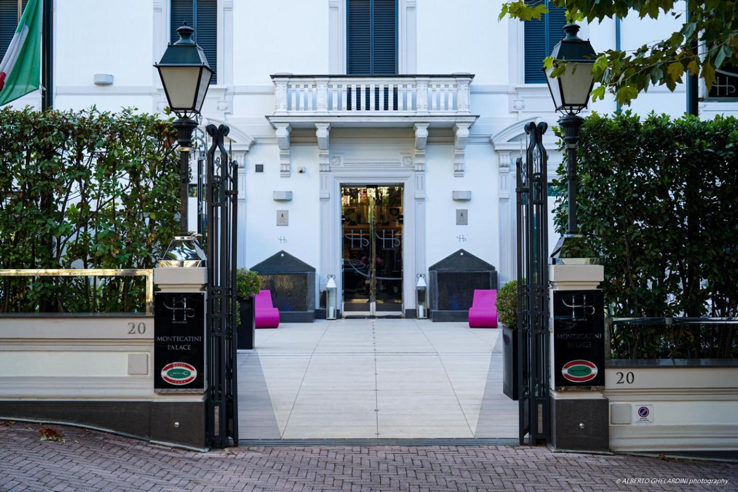 ホテル モンテカティーニ パレス モンテカティーニ・テルメ エクステリア 写真 Entrance to the hotel