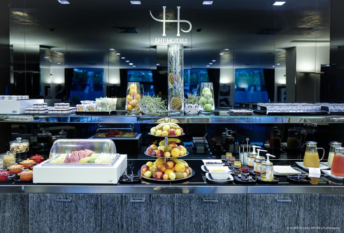 ホテル モンテカティーニ パレス モンテカティーニ・テルメ エクステリア 写真 The buffet at the Hublot lounge at Zurich Airport