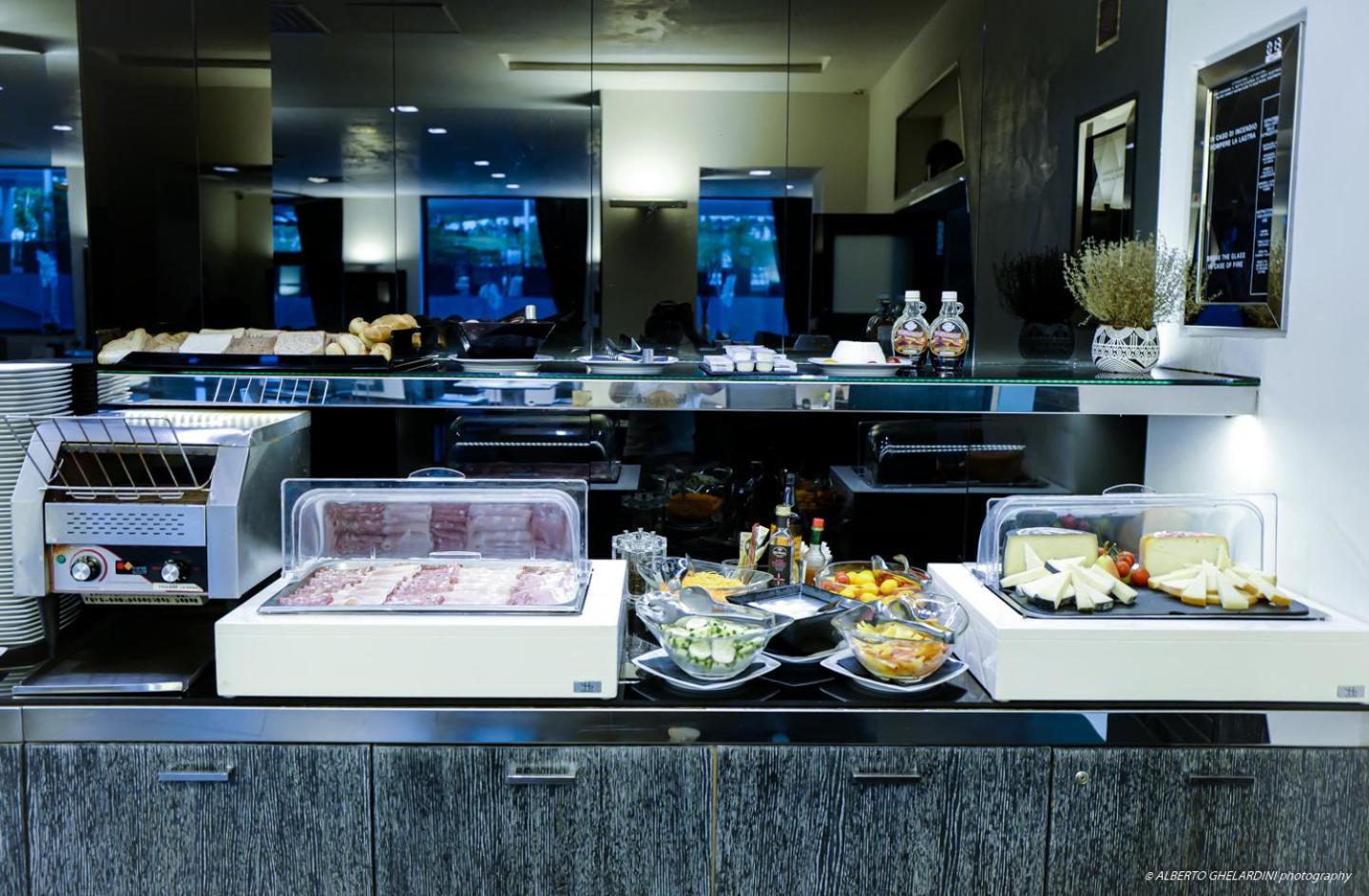 ホテル モンテカティーニ パレス モンテカティーニ・テルメ エクステリア 写真 A buffet at a hotel