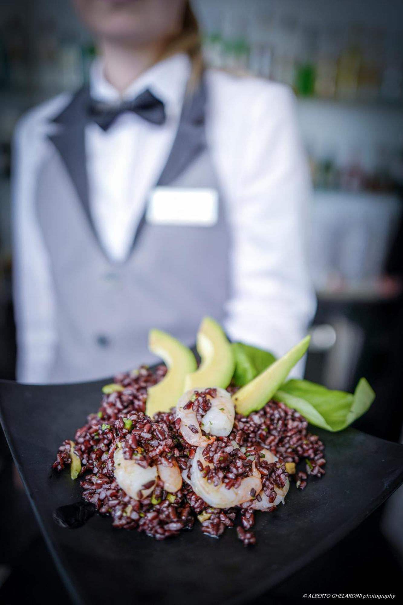 ホテル モンテカティーニ パレス モンテカティーニ・テルメ エクステリア 写真 A waiter serving a dish