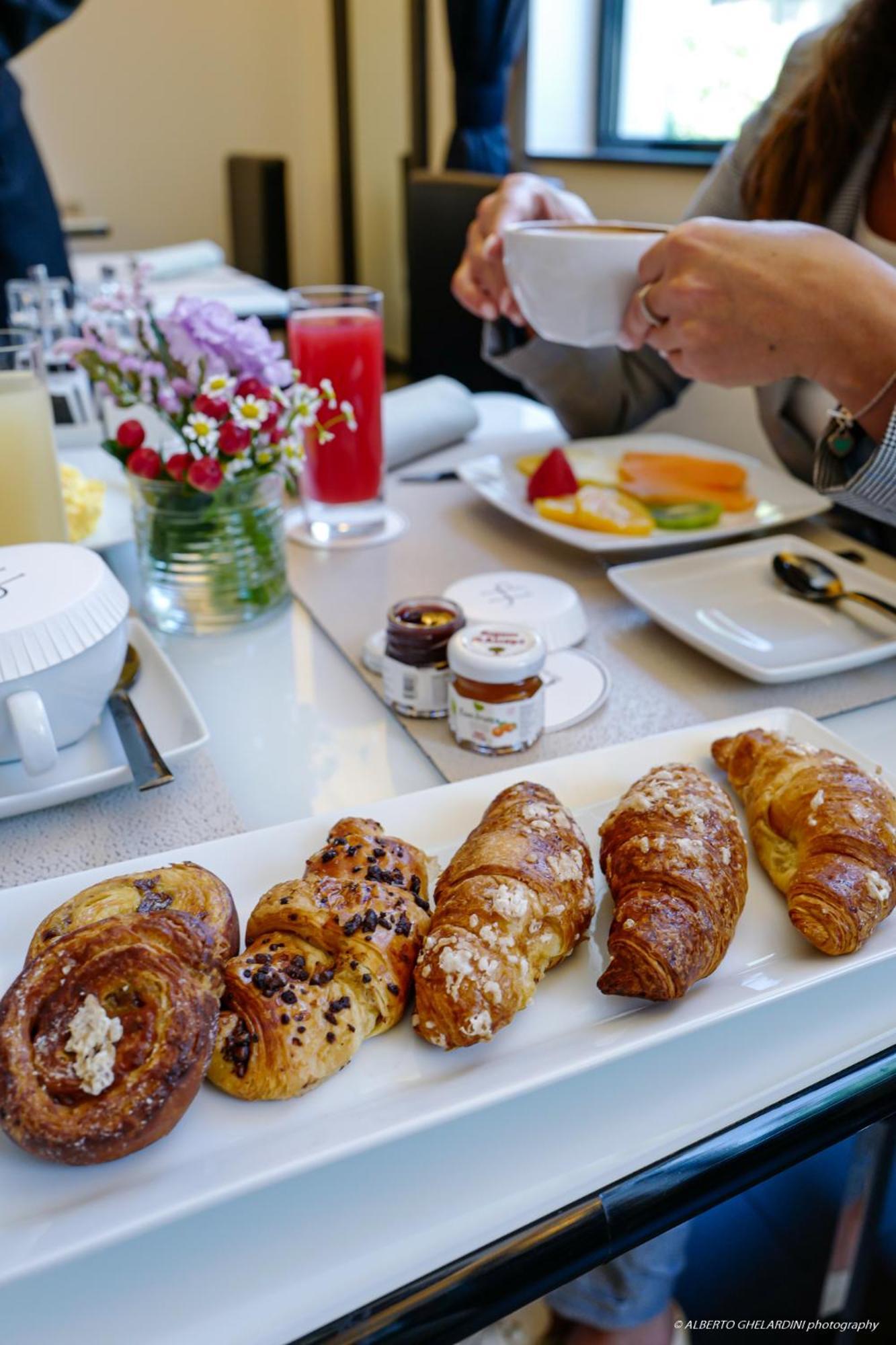 ホテル モンテカティーニ パレス モンテカティーニ・テルメ エクステリア 写真 Croissants and other breakfast items at a café in Paris