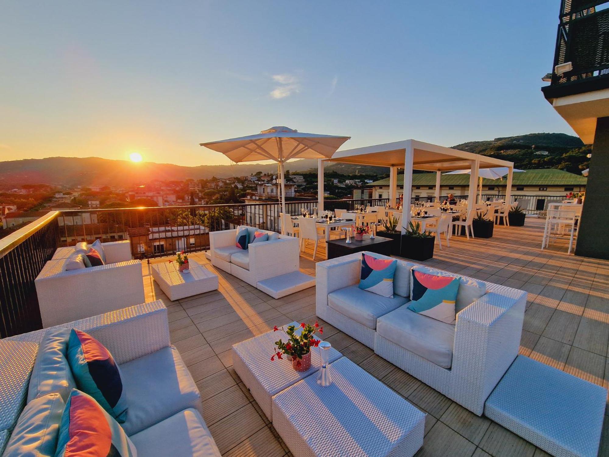 ホテル モンテカティーニ パレス モンテカティーニ・テルメ エクステリア 写真 The rooftop lounge at the Hotel de la Paix
