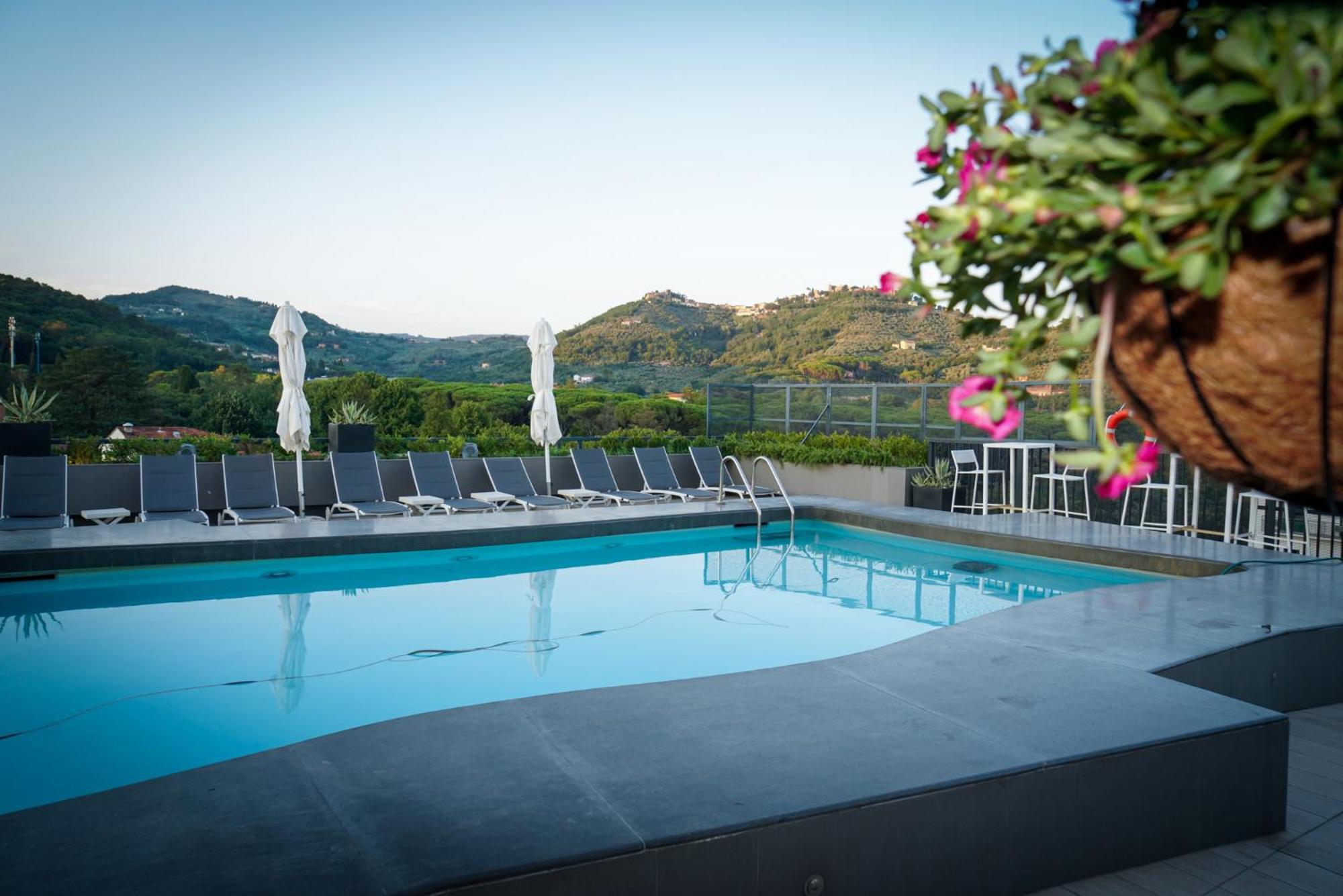 ホテル モンテカティーニ パレス モンテカティーニ・テルメ エクステリア 写真 The swimming pool at the hotel