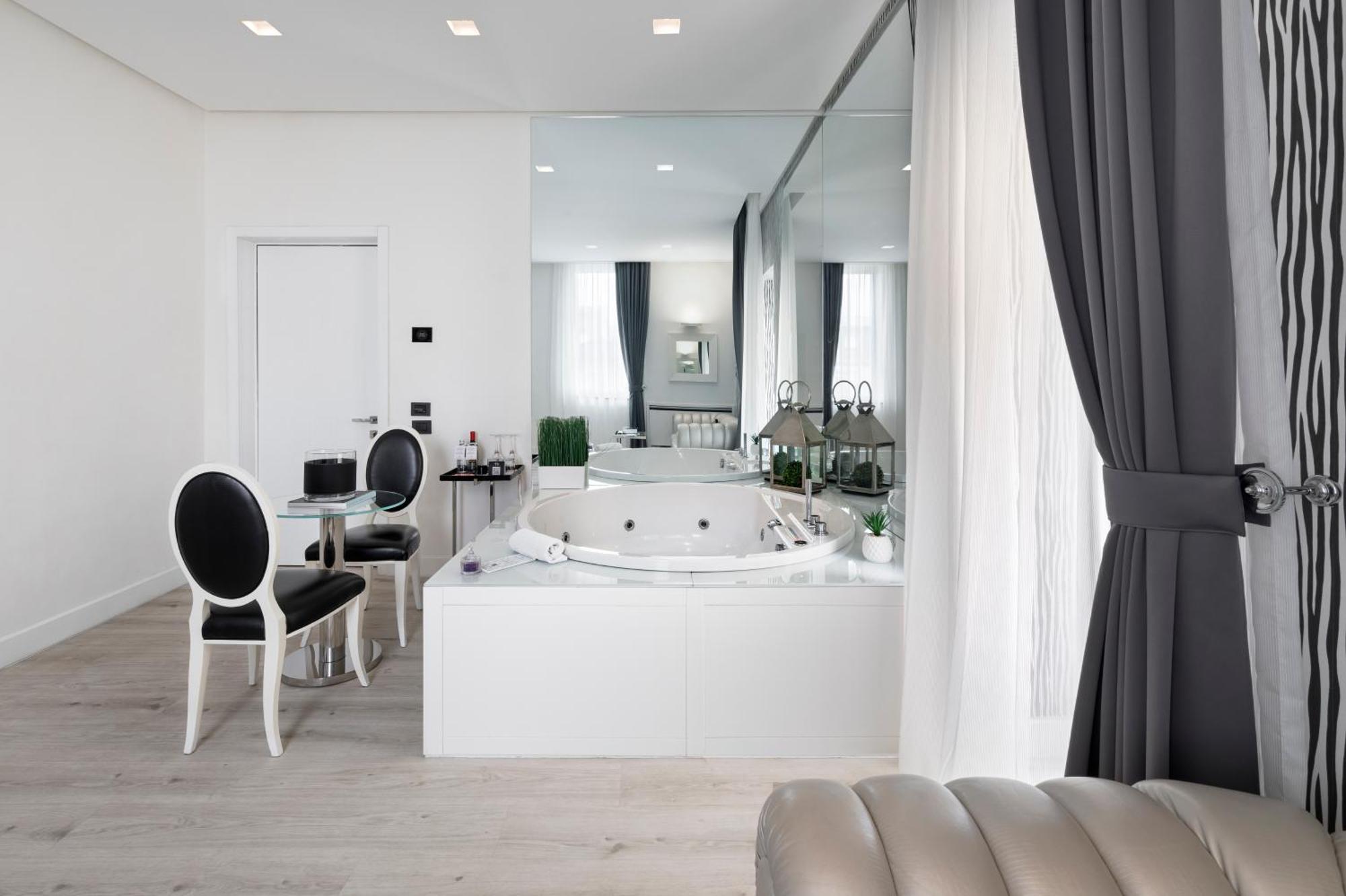 ホテル モンテカティーニ パレス モンテカティーニ・テルメ エクステリア 写真 A bathroom in a private house