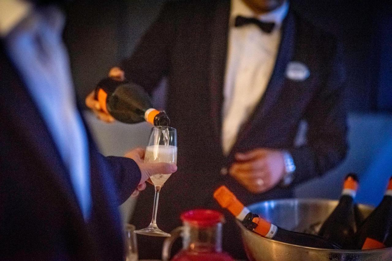 ホテル モンテカティーニ パレス モンテカティーニ・テルメ エクステリア 写真 Champagne being poured